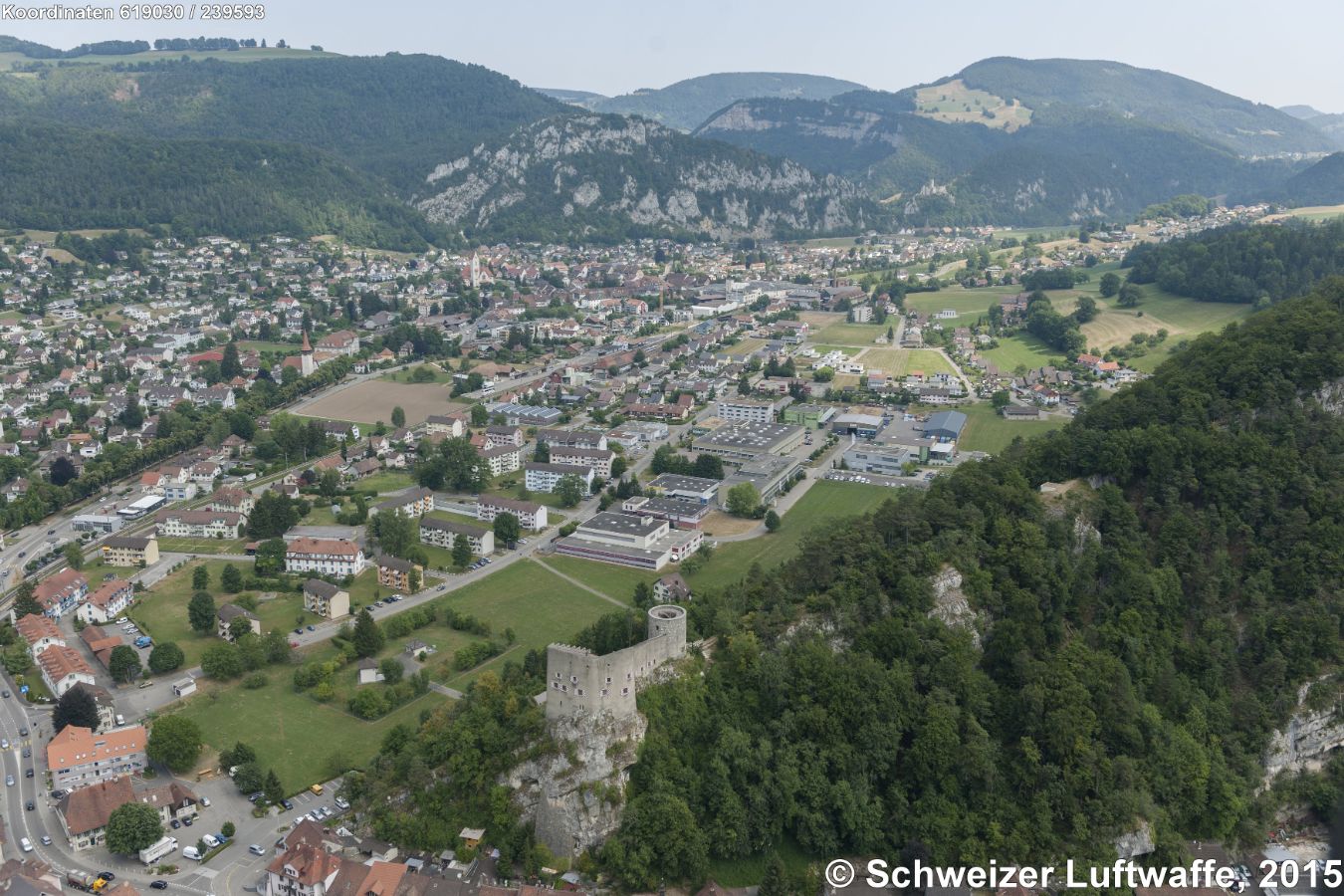 Balsthal, Blick zum Klus-Eingang mit Burgruine Alt Falkenstein